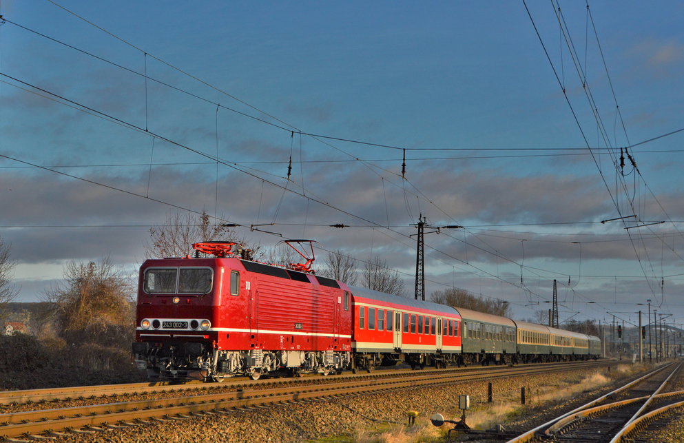 DB Regio S�dost organisierte f�r seinen Mitarbeiterausflug am 11.01.2020 diesen Sonderzug. DB 243 002-3 mit dem RE-D 16348 (Leipzig Hbf - Eisenach), bei der Ausfahrt in Naumburg (S) Hbf.