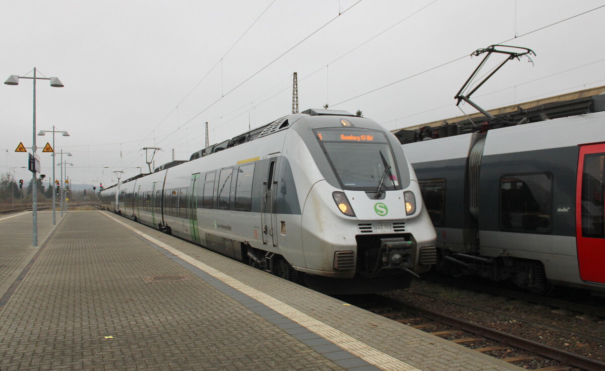 DB S-Bahn Mitteldeutschland 1442 103 + 1442 634 als S 37624 (S6) aus Leipzig Hbf, am 23.12.2025 in Naumburg (S) Hbf.