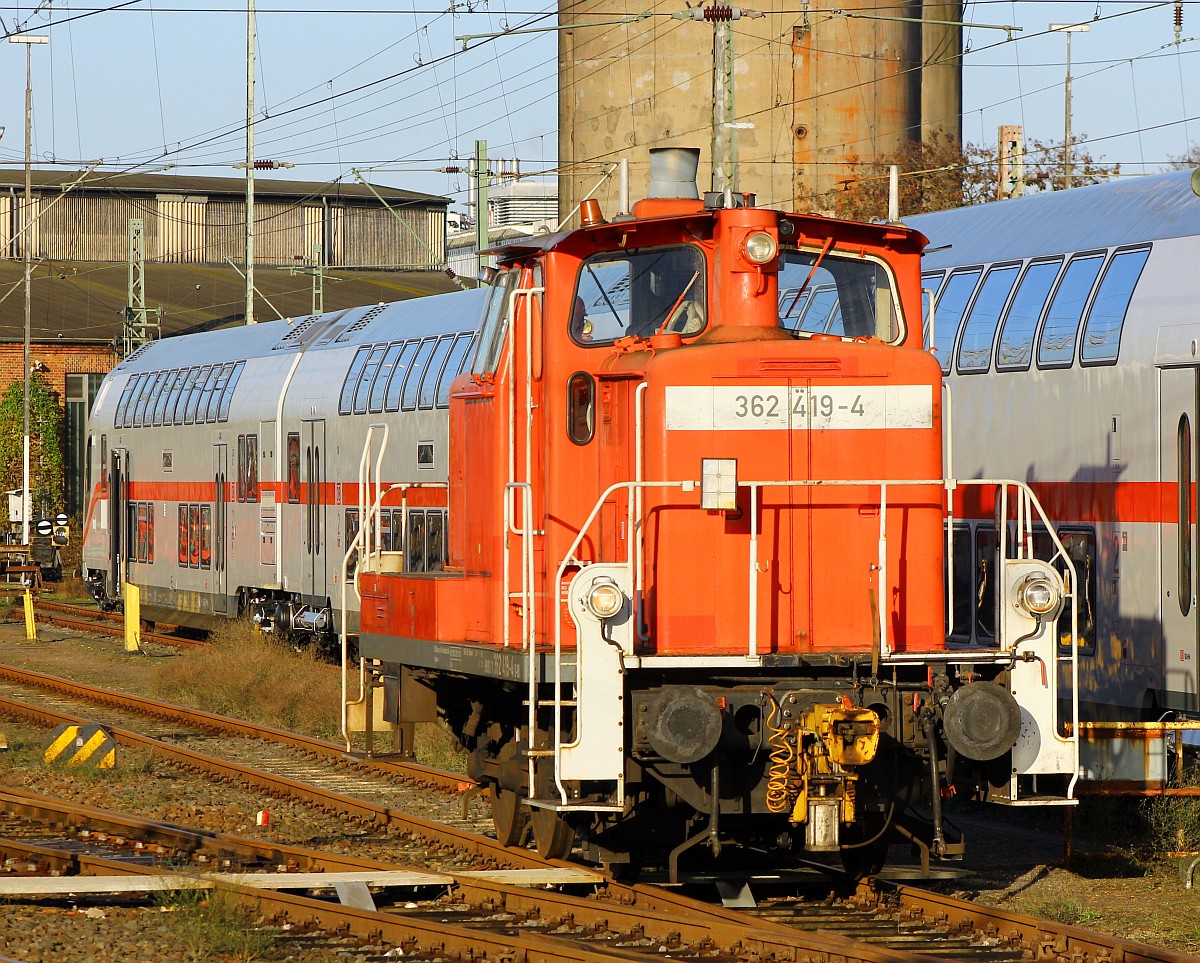 DB Schenker Rail Deutschland AG Hannover 3362 419-4(REV/BCS X/05.07.2010) brummt hier mit dem üblichen V60 Sound durch den Bremer Hbf. 20.11.2015