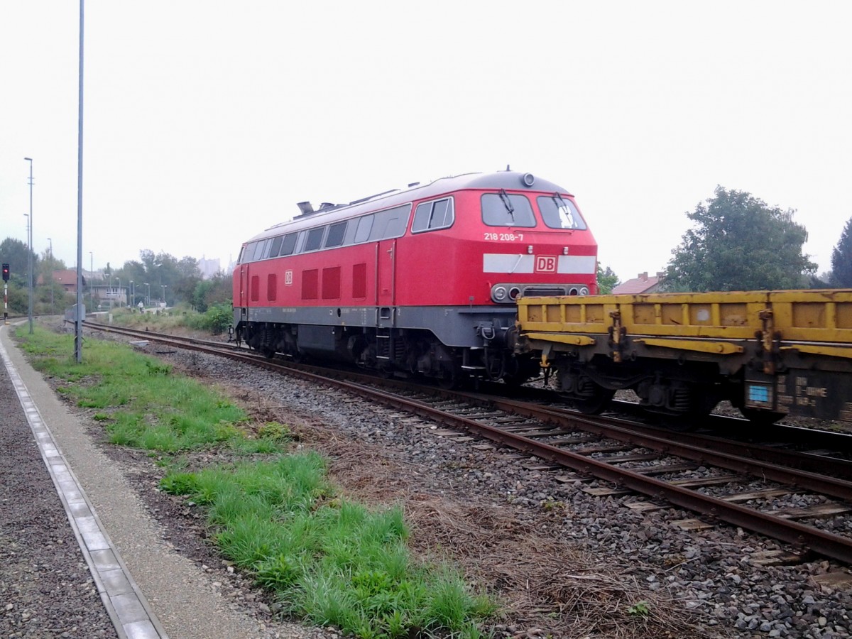 DB Services Südost 218 208-7 mit Flachwagen aus dem Fahrzeugwerk Karsdorf, am 13.09.2014 kurz vor der Abfahrt Richtung Naumburg in Karsdorf Bbf. (Foto: Andreas Rost)
