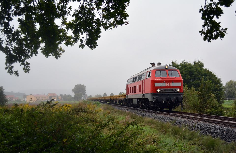 DB Services S�dost 218 208-7 mit Flachwagen vom Fahrzeugwerk Karsdorf Richtung Naumburg, am 13.09.2014 bei Kleinjena. (Foto: Wolfgang Gerstner)
