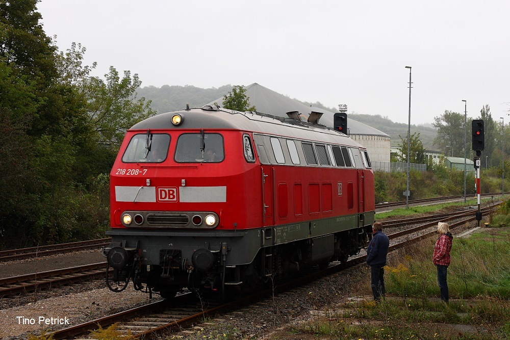 DB Services S�dost 218 208-7 am 13.09.2014 in Karsdorf Bbf. Sie holte im Fahrzeugwerk Karsdorf mehrere Flachwagen ab, um sie dann in Richtung Naumburg abzufahren. (Foto: Tino Petrick)