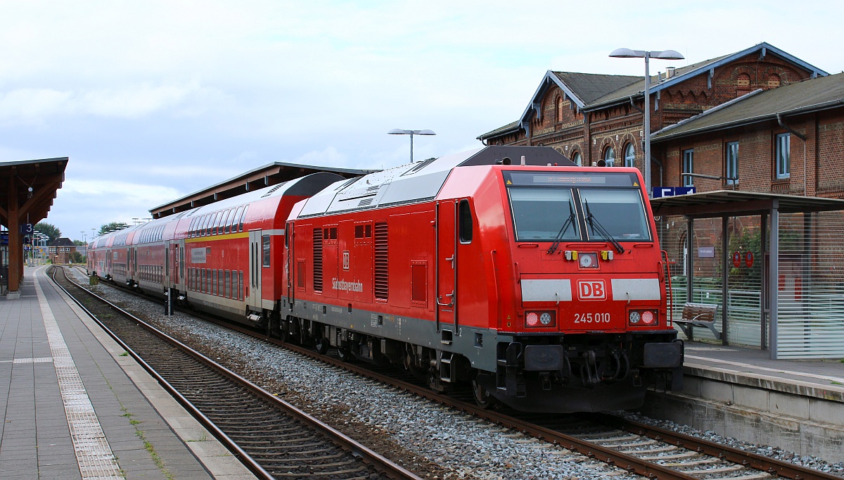 DB Südostbayernbahn 245 010-4 mit Dosto-Leih Park als RE 6 nach Hamburg. Niebüll 28.08.2021