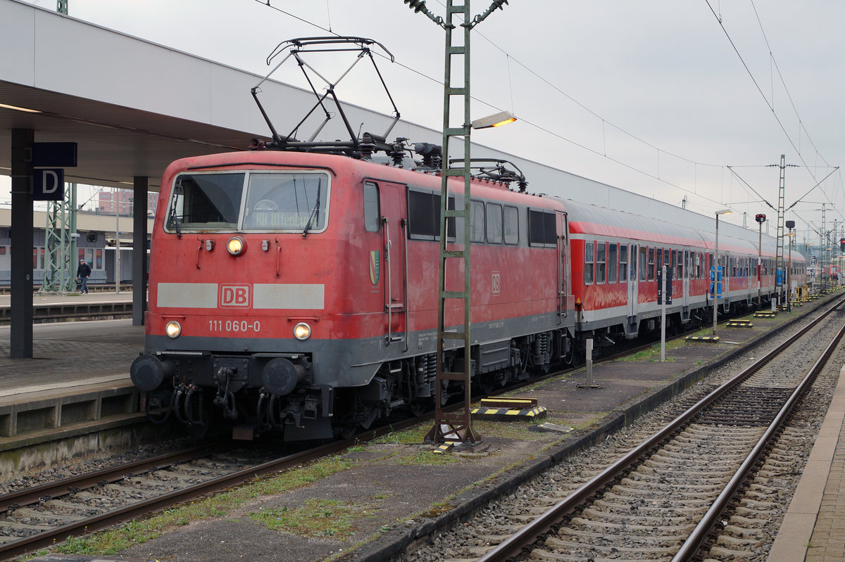 DB: Trotz schlechtem Fotostandort wurde am 1. April 2016 die 11 060-0 kurz vor der Abfahrt nach Offenburg fotografiert, weil sie mit dem Wappen  100 JAHRE GUNDELFINGE  geschmckt ist.
Foto: Walter Ruetsch