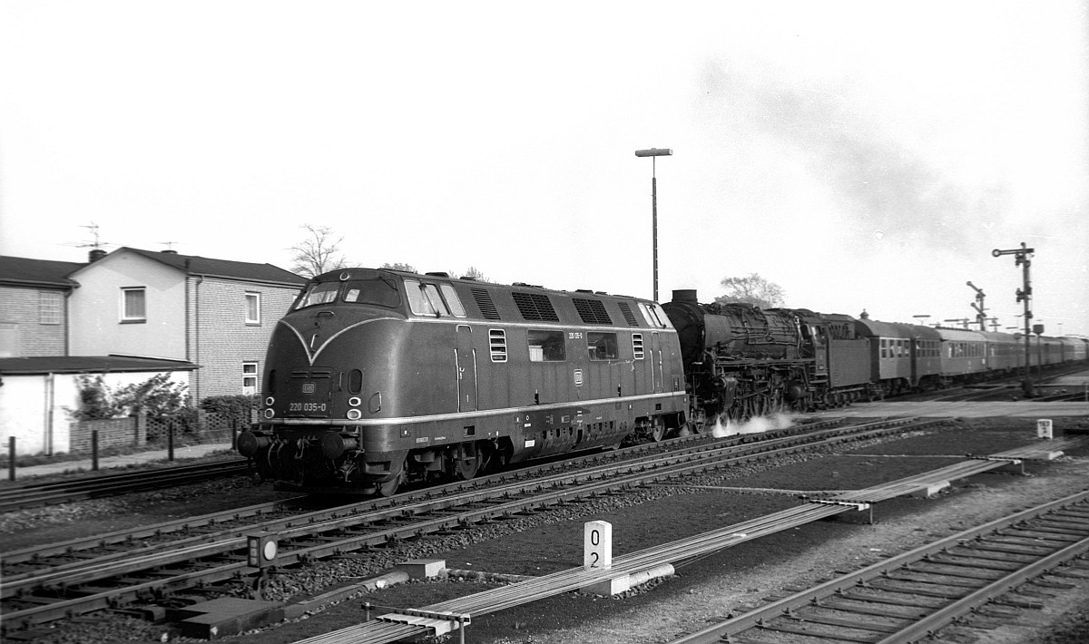 DB V 200 035(220 035-0) mit 01 1081 Ausfahrt Niebüll 16.05.1971