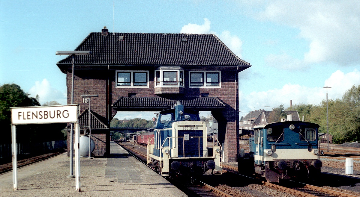 DB V 60 286 / 260 286-8 und 333 203-8 Bahnhof Flensburg 16.10.1981