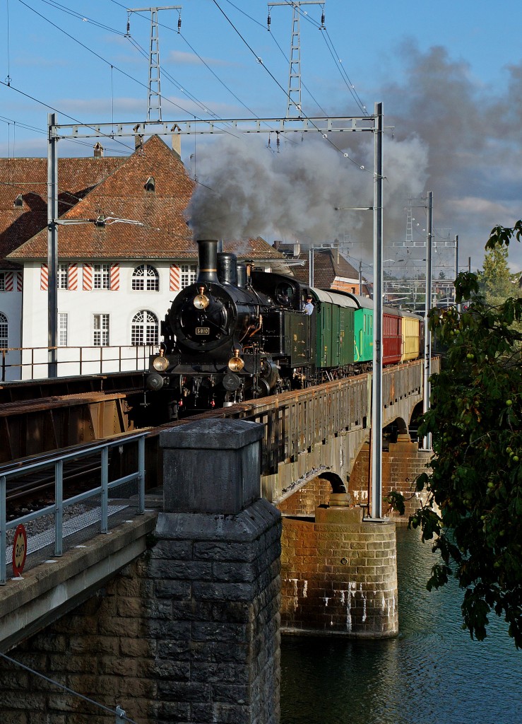 DBB: Der Dampfzug mit der Eb 3/5 5810 /ehemals SBB) auf der Rückfahrt zur Werkstätte Konolfingen nach der allerletzten Aarefahrt Solothurn-Büren vom 6. September 2015. Infolge Geleiseerneuerungsarbeiten auf der Strecke Solothurn-Burgdorf, erfolgte die Rückreise über Biel-Lyss. Die Eb 3/5 5810 mit ihren 5 Wagen wurde im letzten Abendlicht auf der Aarebrücke Solothurn vor der Kulisse des alten Spitals verewigt.
Foto: Walter Ruetsch 