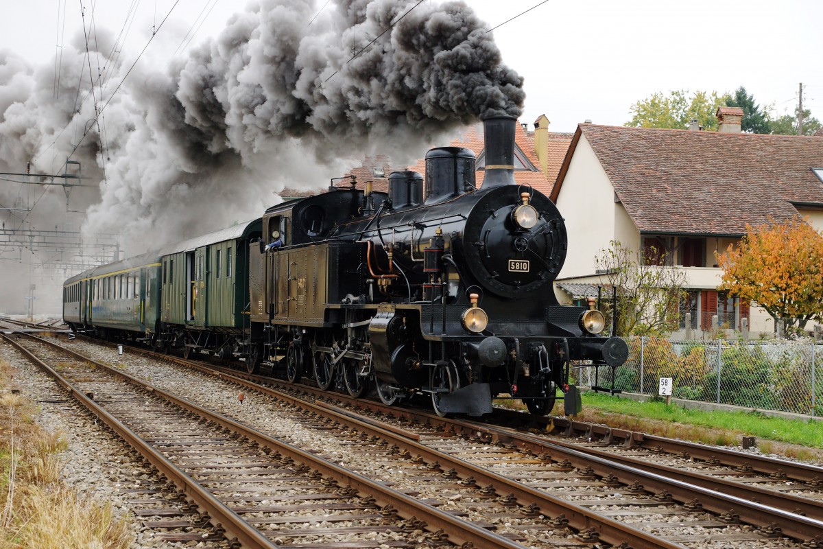 DBB: Der Dampfzug mit der Eb 3/5 5810 /ehemals SBB) auf der Sonderfahrt vom 26. Oktober 2015 in die Romandie bis Palzieux. Mitgefhrt wurde der DBB F2 sowie zwei ehemalige BLS-Wagen vom Verein Extrazug. Diese Aufnahme enstand bei der Ausfahrt Payerne.
Foto: Walter Ruetsch   