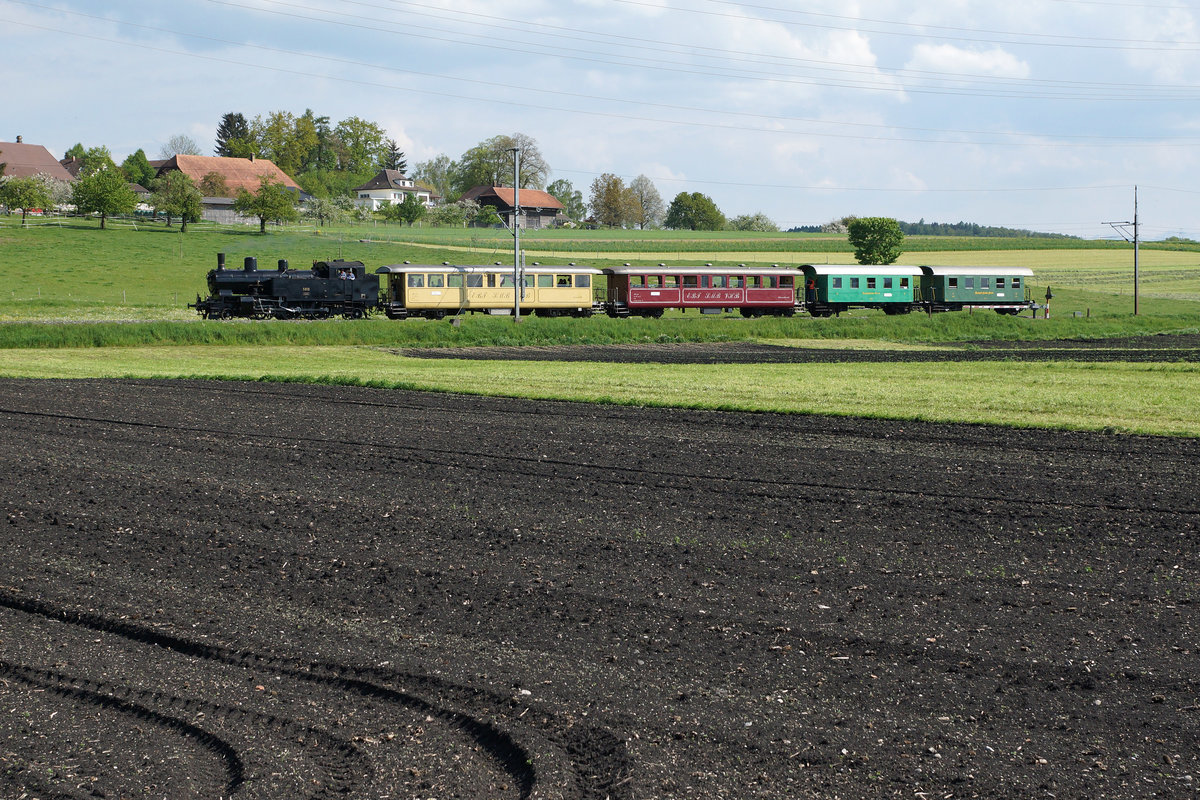 DBB: Der Dampfzug mit der Eb 3/5 5810 /ehemals SBB) + Bi 523 + 524 + C2 +C2 auf der Hinfahrt von der Werkstätte Konolfingen zum Spargelfest Kerzers vom 7. Mai 2016. Der Sonderzug wurde bei Kallnach verewigt.
Foto: Walter Ruetsch