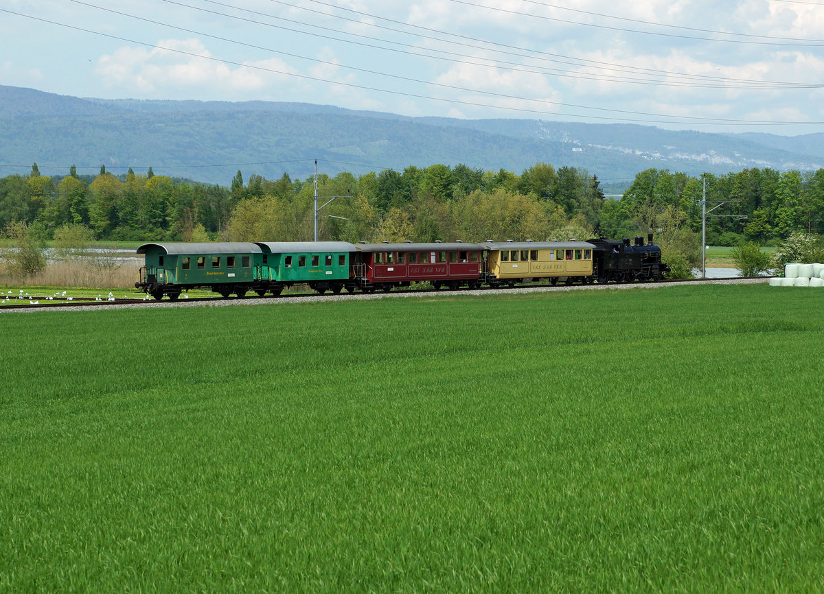 DBB: Der Dampfzug mit der Eb 3/5 5810 /ehemals SBB) + Bi 523 + 524 + C2 +C2 auf der Hinfahrt von der Werkstätte Konolfingen zum Spargelfest Kerzers vom 7. Mai 2016. Der Sonderzug wurde zwischen Kerzers und Fräschels auf der Fahrt nach Kallnach verewigt. Die beiden C2 am Schluss des Zuges, auch  Donnerbüchsen  genannt stammen aus Österreich.
Foto: Walter Ruetsch