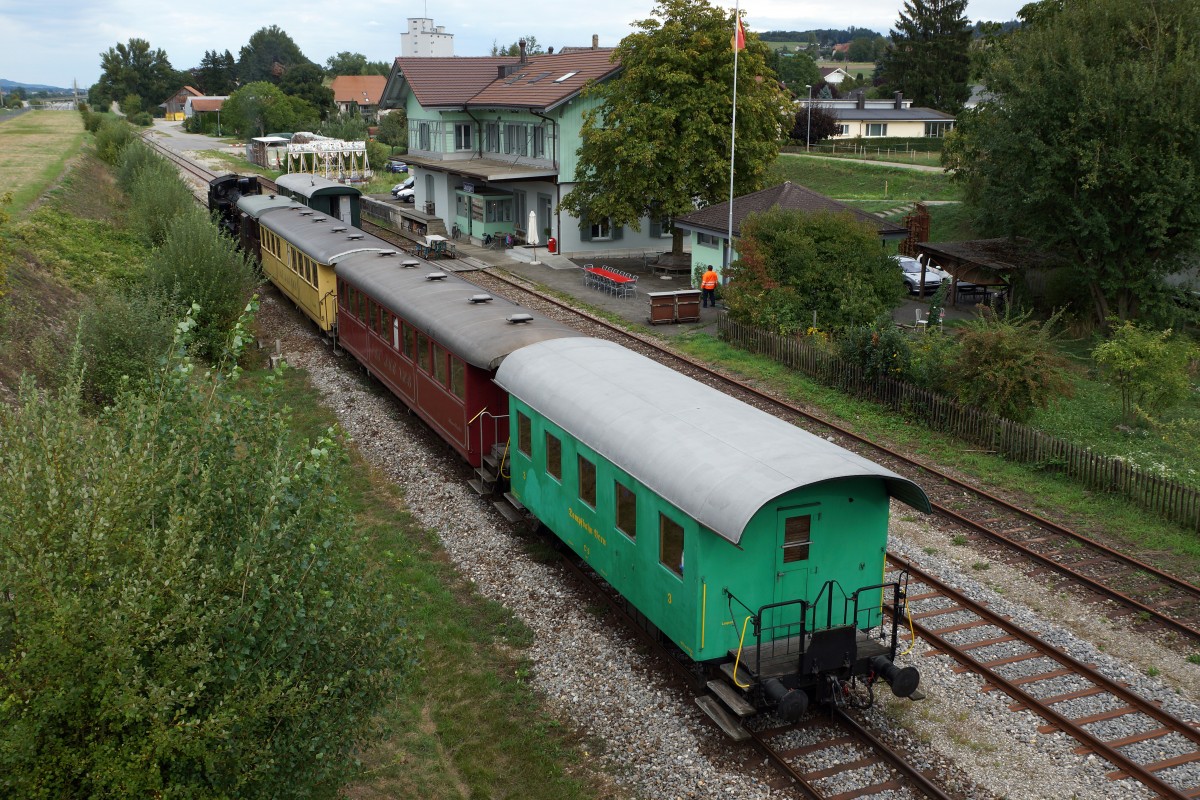 DBB: Zum letzten Mal grosser Bahnhof Leuzigen. Am Sonntag den 6. September 2015 fuhren die DBB-Dampfzge mit grossem Erfolg leider zum allerletzten Mal zwischen Solothurn und Bren a.A. Ein sehr trauriger Tag fr Dampfbahnfreunde.

Auf besonderen Wunsch von Olli hier noch der Grund der zur Einstellung des Dampfbetriebes durch den Verein Dampfbahn Bern fhrte:

Der sehr kurze Streckenabschnitt zwischen Rti bei Bren und Bren a.A., der whrend den letzten Jahren nur noch von der Dampfbahn befahren wurde, muss dringend saniert werden. Darunter fllt auch die sehr kostspielige Sanierung der Strassenberfhrung kurz vor Bren a.A. Da die DBB diese enormen Kosten nicht alleine stemmen kann, mssen die beim Publikum beliebten Dampffahrten, die auch mit einer Aareschiffahrt verbunden werden konnten, eingestellt werden.
 
Foto: Walter Ruetsch  