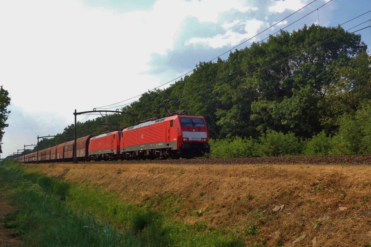 DBC 189 051 passiert Tilburg Oude Warande am 28 Juli 2018.