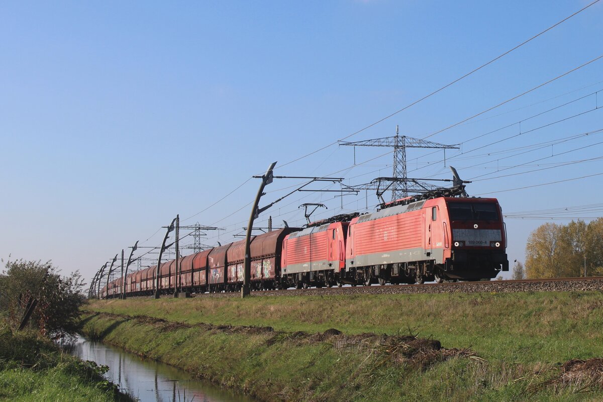 DBC 189 066 schleppt ein Kohlezug schleppt am 24 Oktober 2024 ein KLV durch Angeren und wird vom offenbarer Füsspfad fotografiert.