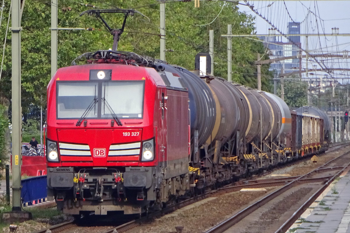 DBC 193 327 passiert mit ein Mischguterzug Tilburg-Universiteit am 5 Augustus 2017; eine Sekunde bevor ein Gegenzug dieses Bild verpasst hätte...