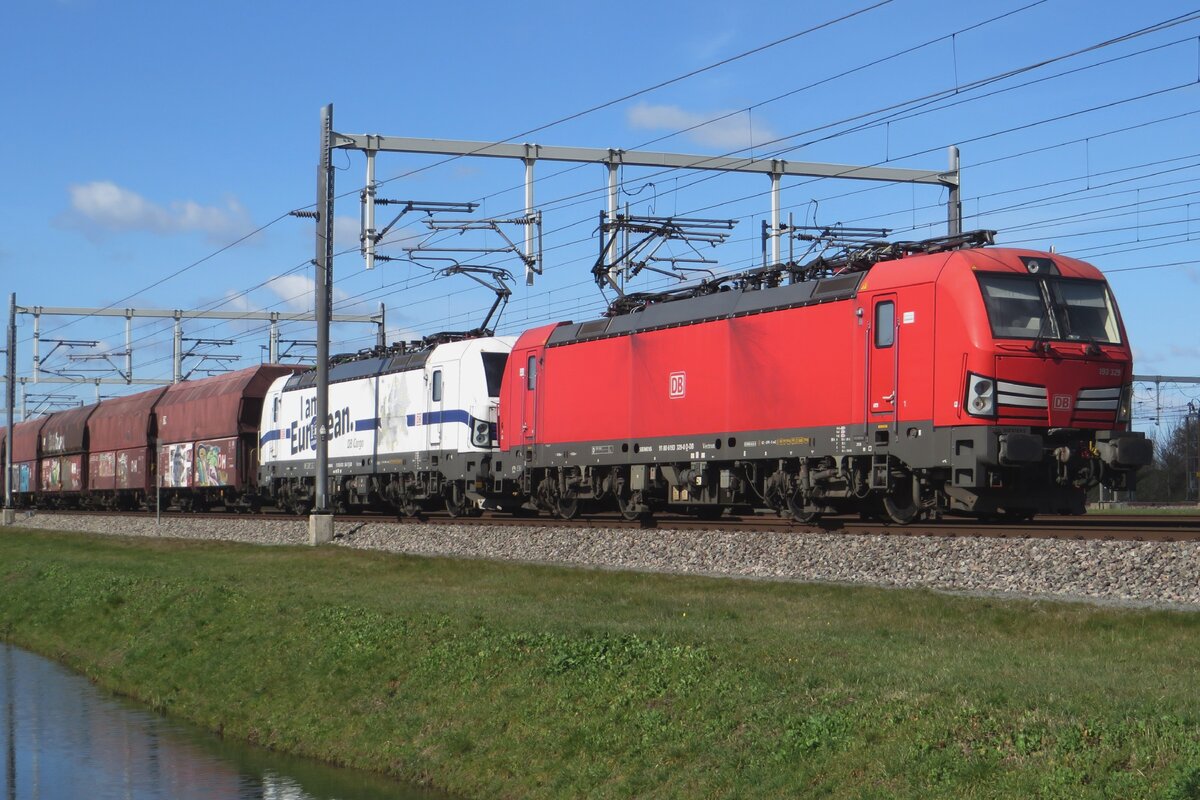 DBC 193 329 zieht ein Kohlezug samt Schwesterlok durch Valburg CUP am 15 Februar 2023.