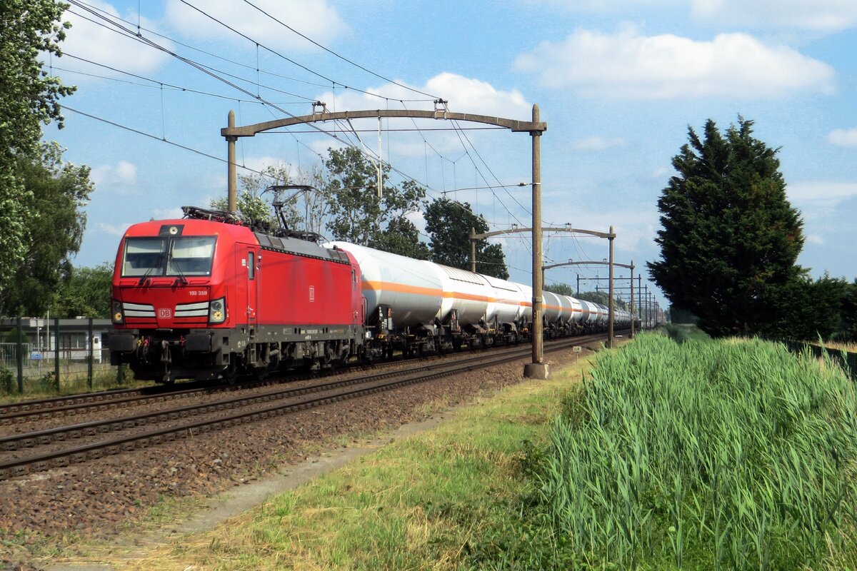 DBC 193 359 schleppt ein Gaskesselwagenzug durch Hulten am 9 Juli 2021.