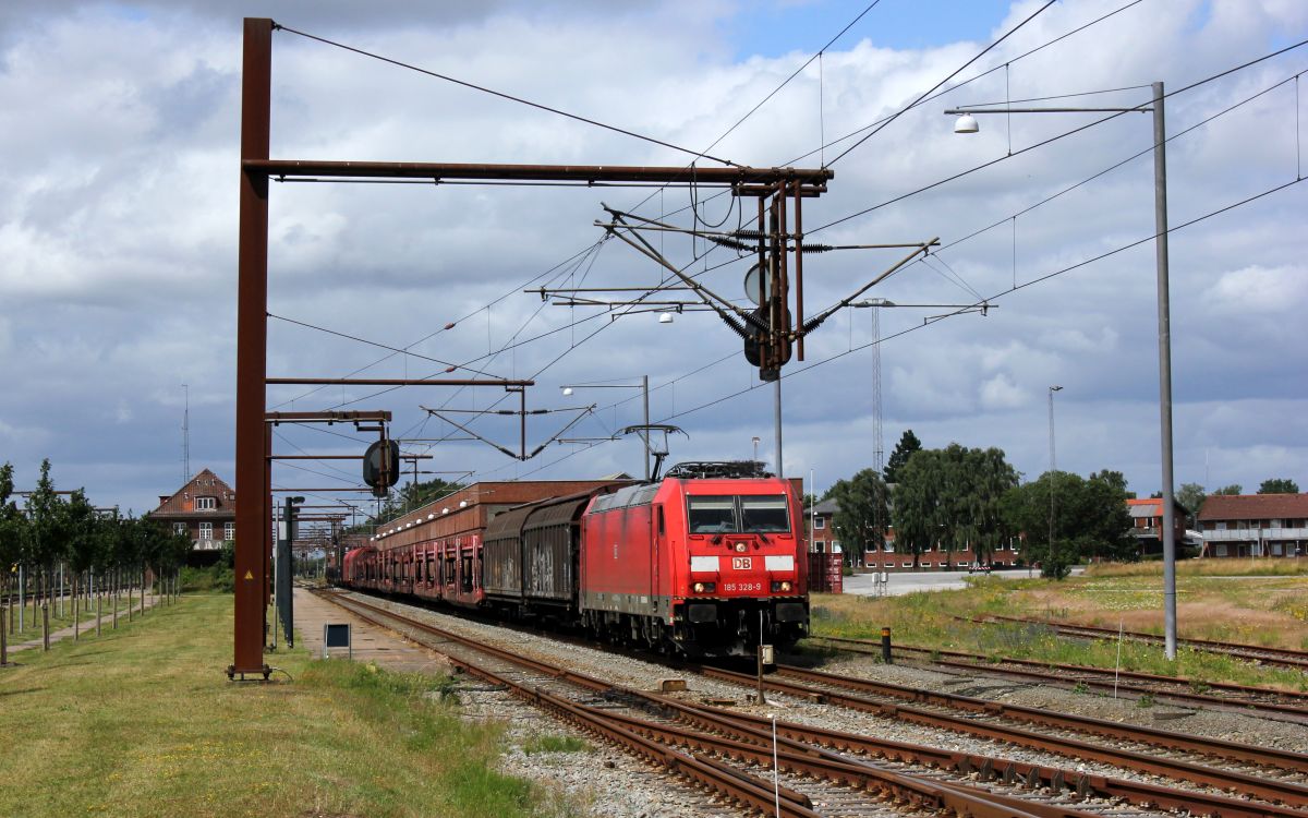 DBCSC 185 328-9(REV/LD X/20.01.16) mit kurzem Gterzug kurz vor der Abfahrt Richtung Hamburg. Pattburg 02.07.2019