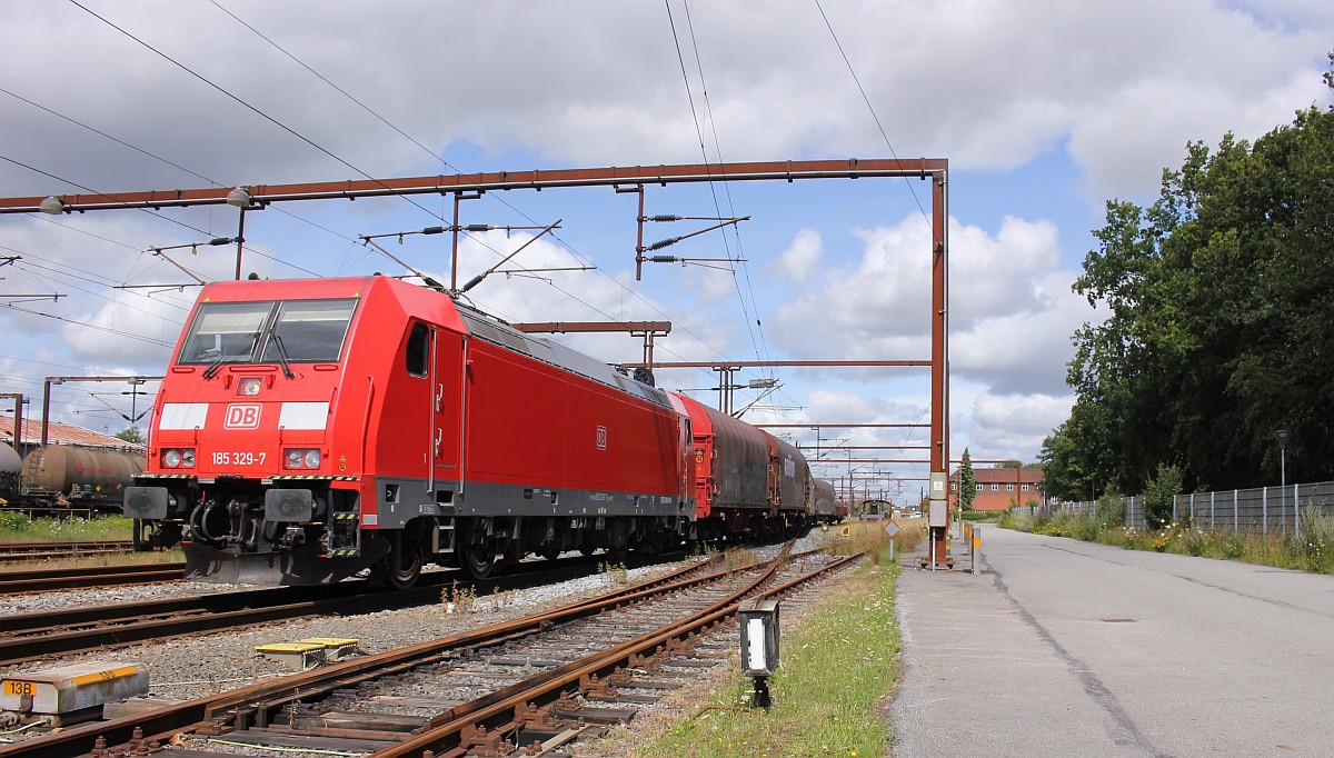 DBCSC 185 329-7, REV/ LD X/14.04.15, hat mit ihrem 6 Waggen Güterzug Einfahrt in Pattburg/DK. 30.07.2020