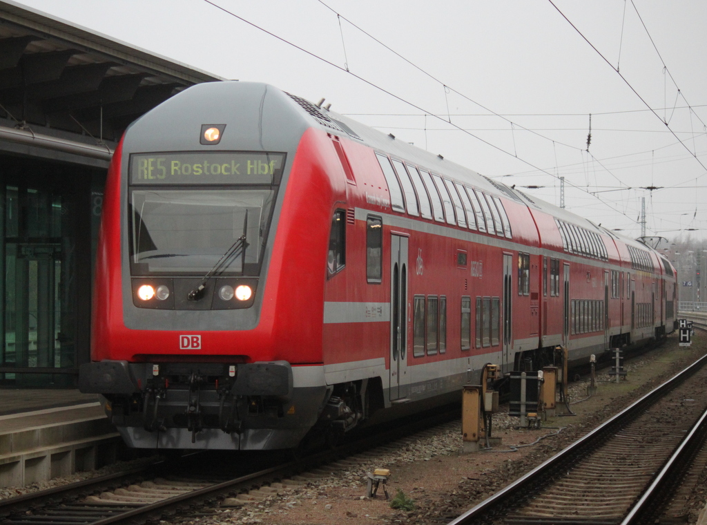 DBpzfa 763.9 mit Spitzname Cranach der jngere stand als RE 5 von Rostock Hbf nach Lutherstadt Wittenberg am Gleis 8 bereit.06.12.2014