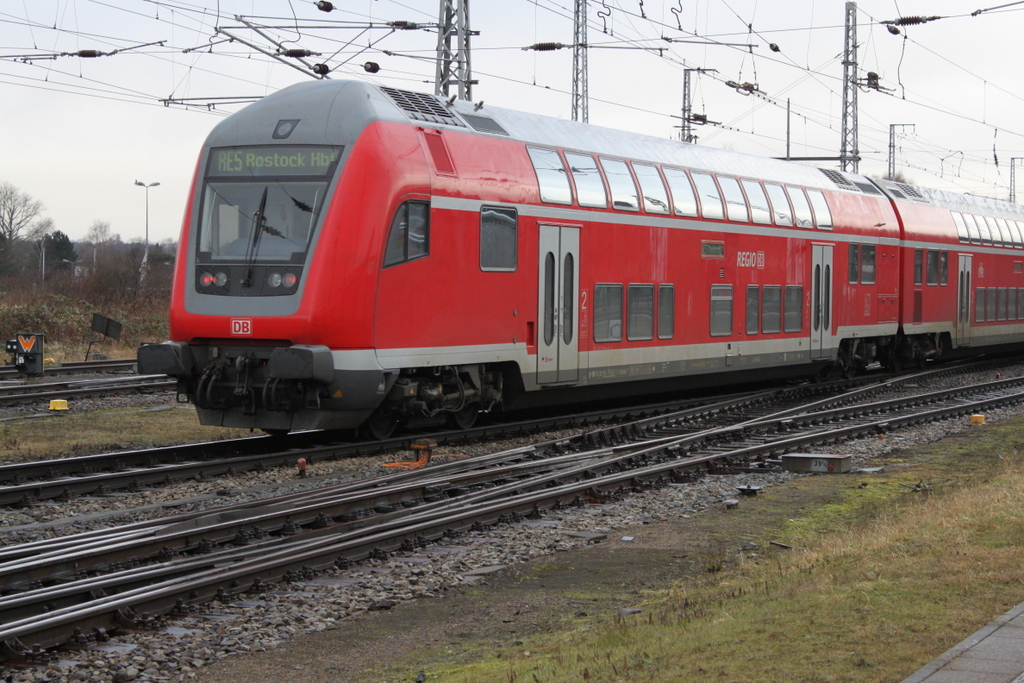 DBpzfa 765.5 als RE5 von von Elsterwerda nach Rostock Hbf bei der Einfahrt im Rostocker Hbf.12.02.2016