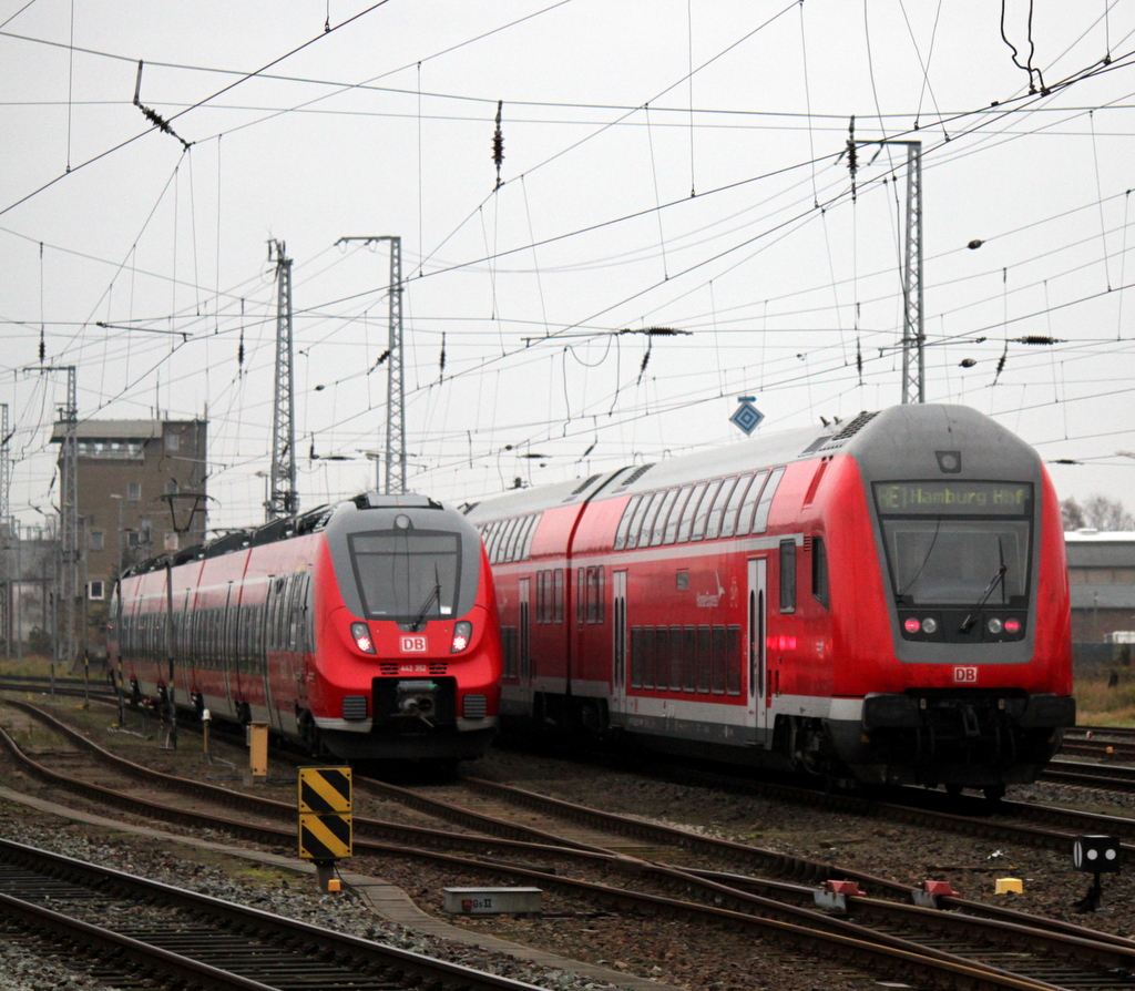 DBpzfa 766.1 als RE 1(Rostock-Hamburg)bei der Ausfahrt im Rostocker Hbf neben an stand 442 352.22.11.2014