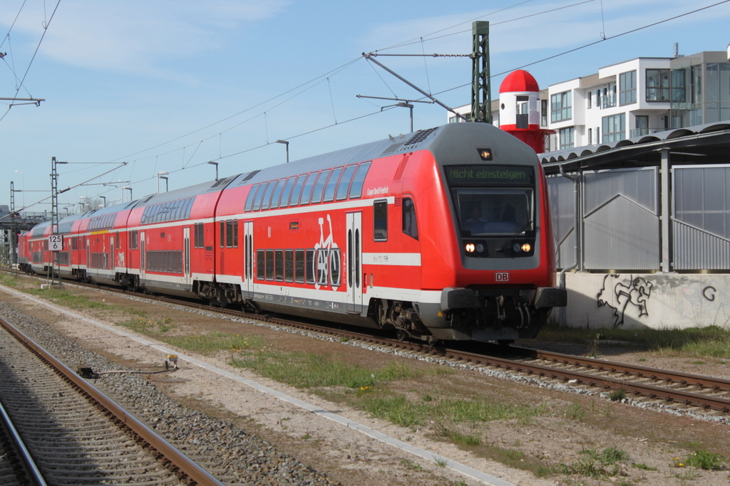 DBpzfa 766.1 Caspar David Friedrich mit RE 18490 von Berlin Hbf nach Warnemünde bei der Durchfahrt in Warnemünde Werft.20.04.2019