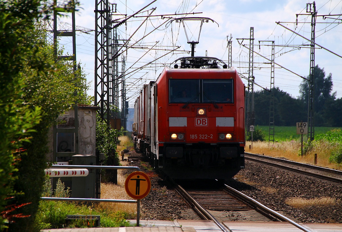 DBS/RSC 0 185 322-2 rauscht hier mit ihrem KLV nach Dänemark durch Jübek. 12.07.2014