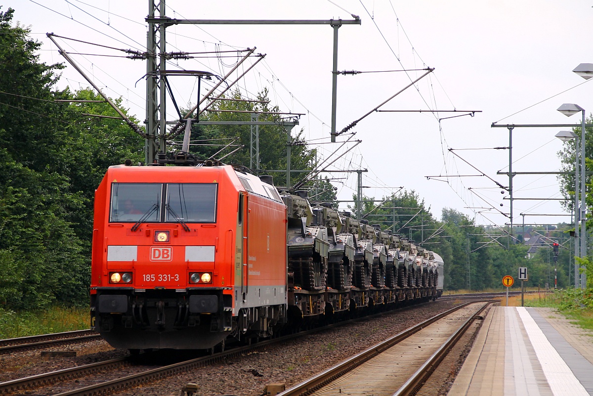 DBS/RSC 0185 331-1 mit dem M 48786 aus Grafenwöhr hatte 11 Panzer der dänische Armee und einen Personenwagen vom Typ Bcmkh 240(63 80 99-40 101-7 D-DB)dabei als er gemütlich durch Schleswig fuhr. 06.07.2014