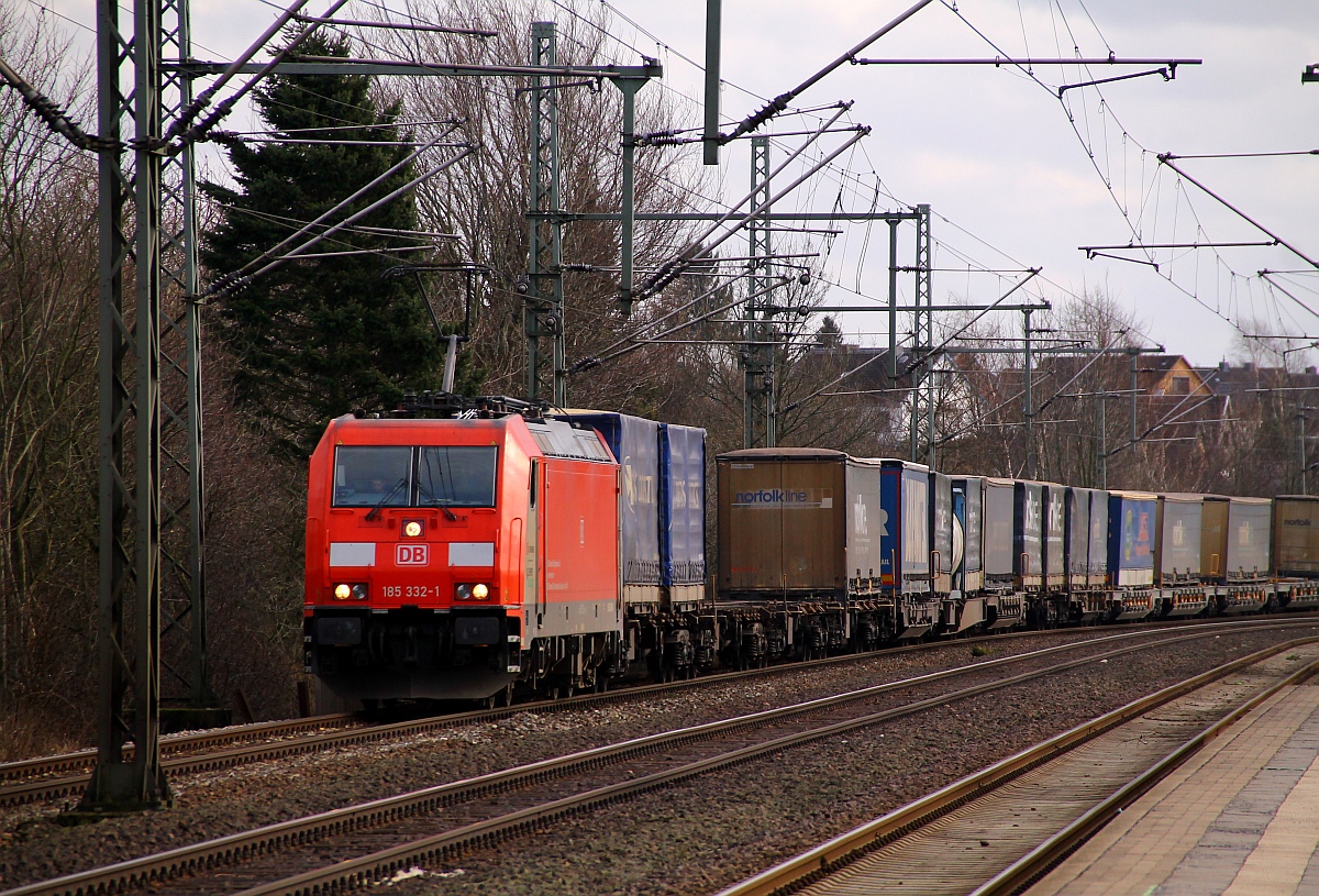 DBS/RSC 0185 332-1 mit KLV Richutng Dänemark durchfährt hier Schleswig. 09.02.2014