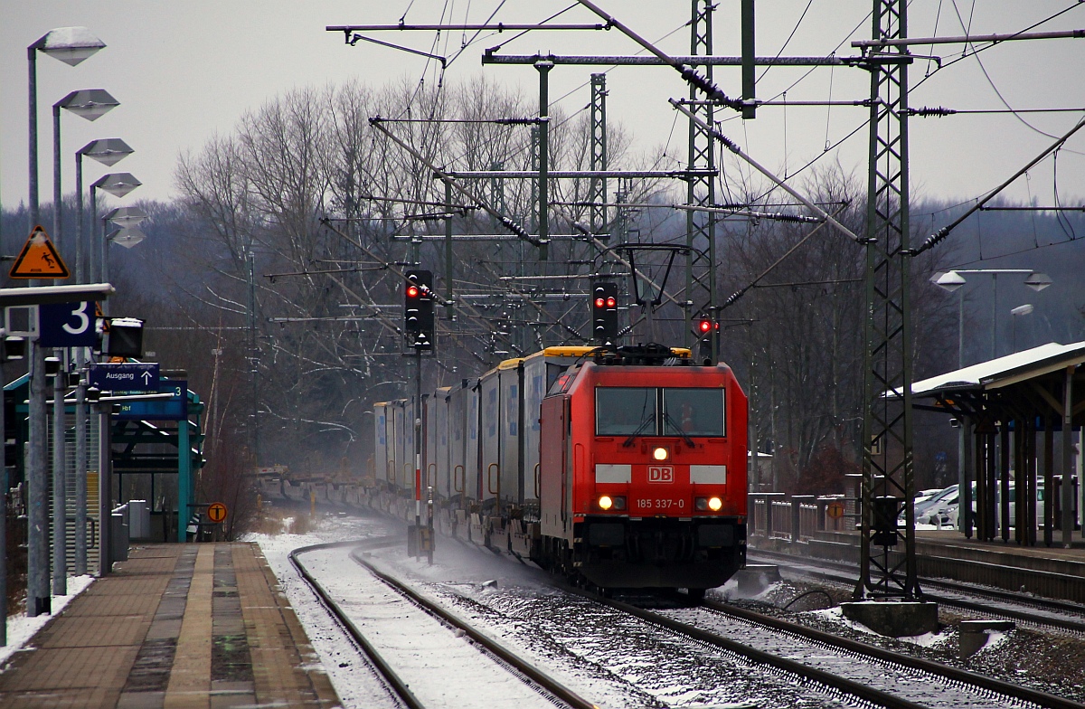 DBS/RSC 0185 337-0 mit dem Gegenzug dem 44721 nach Hannover aufgenommen bei der Durchfahrt in Schleswig. 22.01.2014