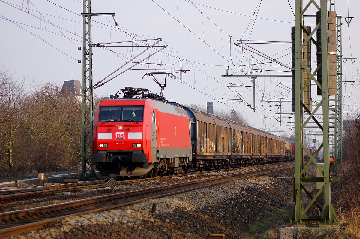 DBS/RSC EG 3112 mit dem EZ 44734 bei der Durchfahrt in Jübek. 18.03.2015
