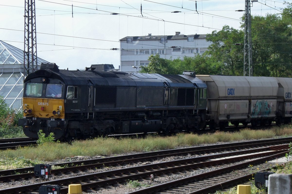 DE 675 zieht ein GATX-Kohlezug durch Krefeld am 16 September 2016.