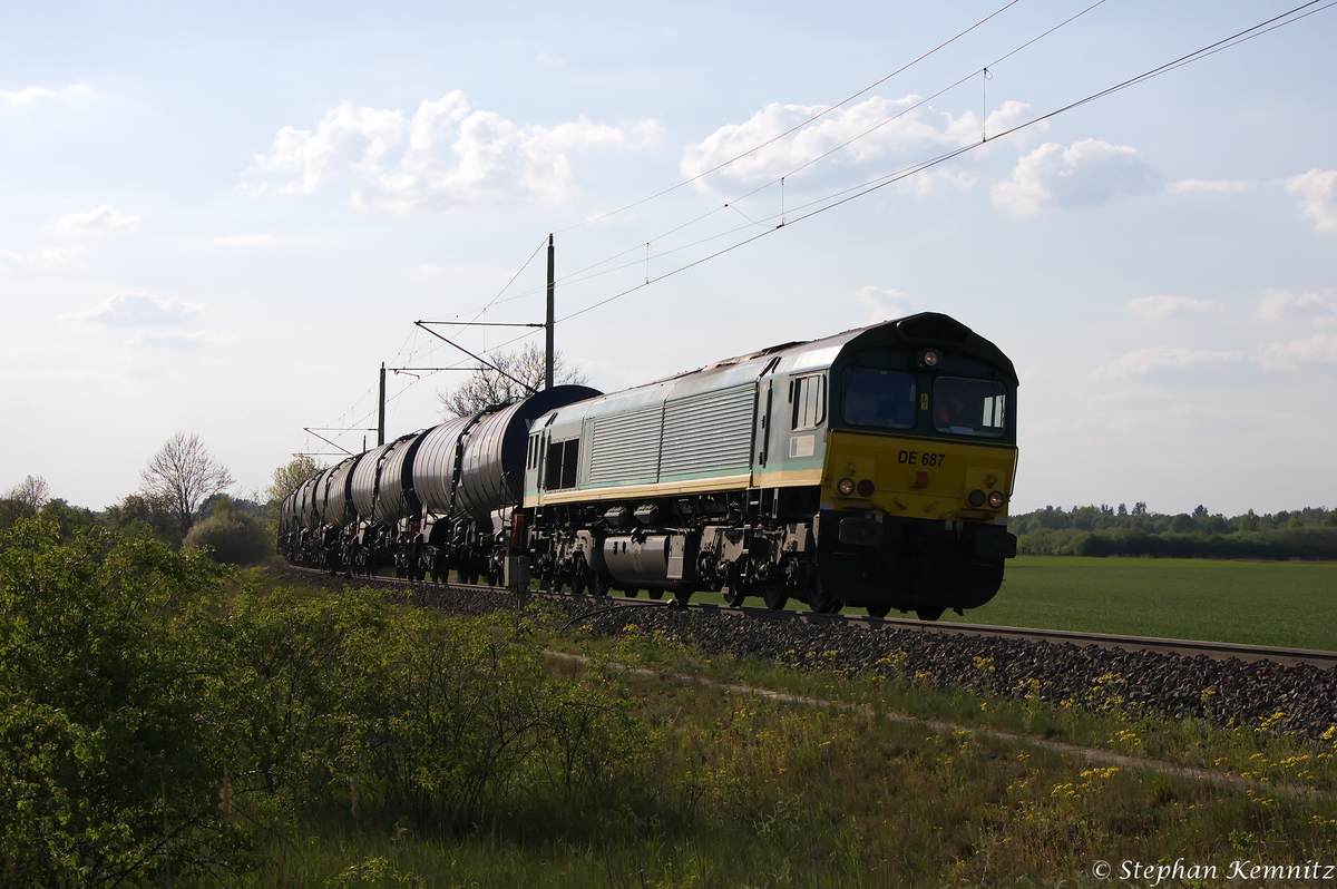 DE 687 (266 005-8) RHC - RheinCargo GmbH mit einem Kesselzug  Umweltgefährdender Stoff, flüssig  aus Richtung Salzwedel kommend in Stendal. 29.04.2014