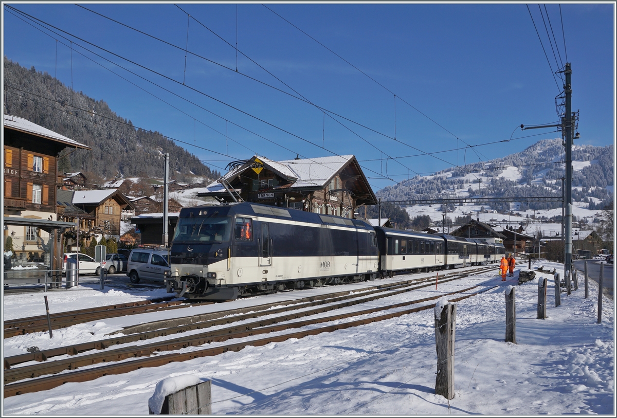 Dei MOB Ge 4/4 8001 erreicht mit einem Regionalzug von Zweisimmen nach Montreux den Bahnhof Saanen. 

3. Dez. 2020