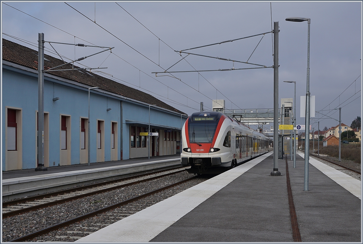 Delle, seit einigen Jahren Endstation, ist nun wieder ein Durchgansbahnhof: Seit dem 9.12.2018 verkehren auf der Strecken Delle - Belfort wieder Züge.
Im Bild der SBB RABe 522 209 dessen Zuglauf zumindest Samstag trotzdem in Delle endet und der nun auf die Rückfahrt nach Biel/Bienne wartet.
15. Dez. 2018