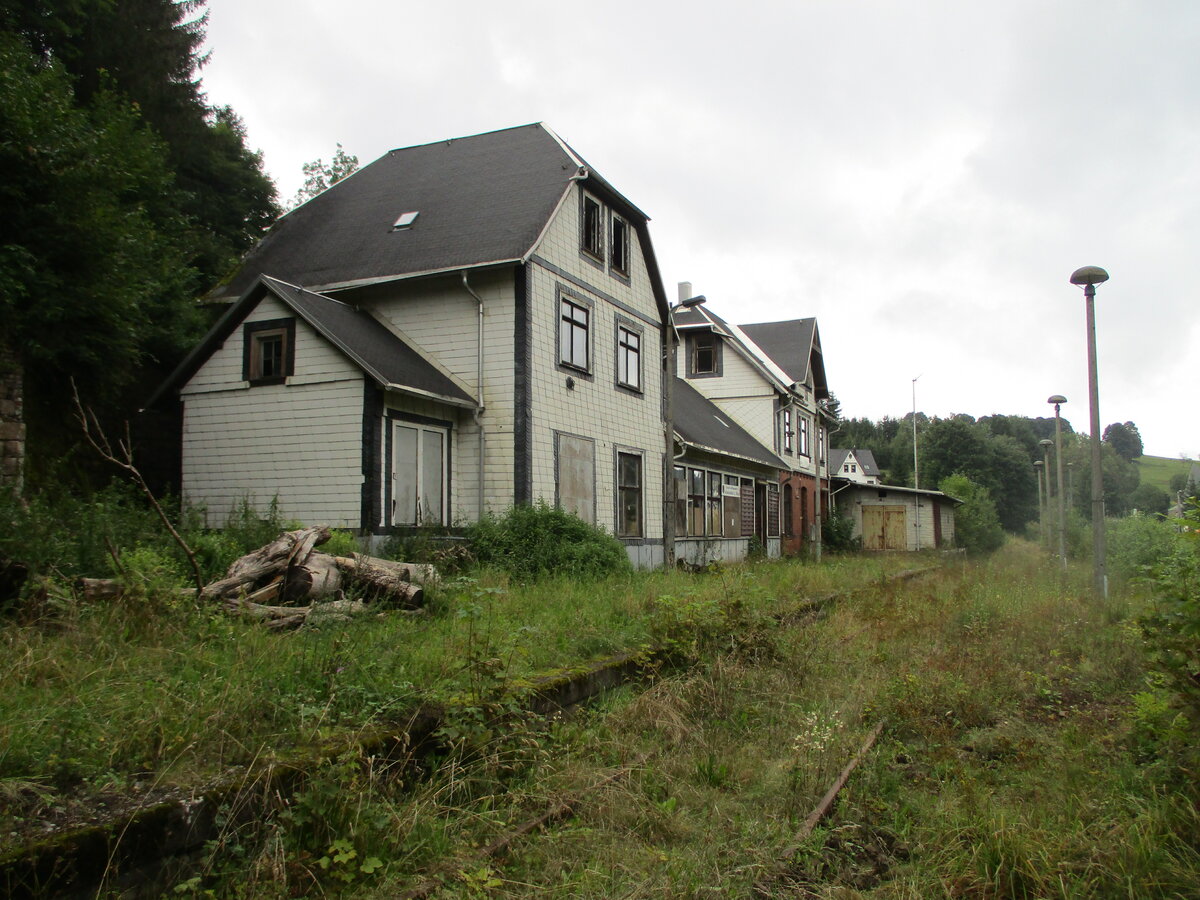 Den Bahnhof Schmiedefeld erobert auch so langsam Mutter Natur.Aufgenommen am 31.August 2021.