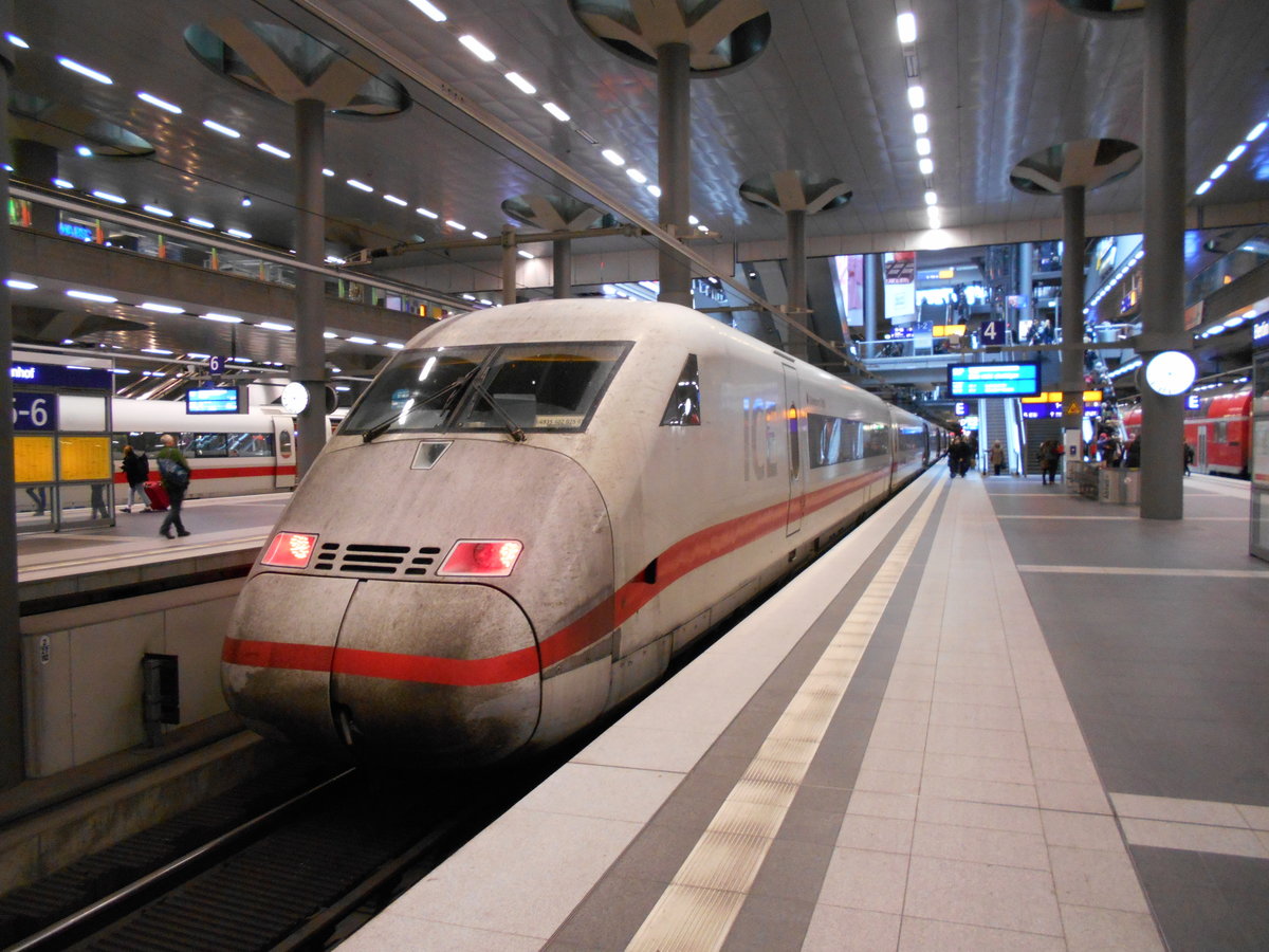 Den ersten Zug,bei meiner diesjährigen Berlintour,war der 808 025 der hier,am 27.Oktober 2018,im Berliner Hbf(tief) stand.