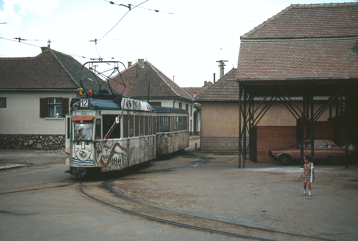 Den ex-Genfer Ce 4/4 712 verschlug es gemeinsam mit drei weiteren Genfer Vierachsern bis nach Transsylvanien. Im rumnischen Sibiu/Hermannstadt verkehrte er auf der erst 1950 in Betrieb genommenen berlandlinie in die Landgemeinde Rasinari/Reschinar. Hier wendet er im Sommer 1995 mit einem ex-Genfer Beiwagen auf dem dortigen Gleisdreieck. Der Betrieb wurde 2012 wegen des schlechten Gleiszustandes eingestellt, eine Wiederinbetriebnahme zu touristischen Zwecken soll angedacht sein.