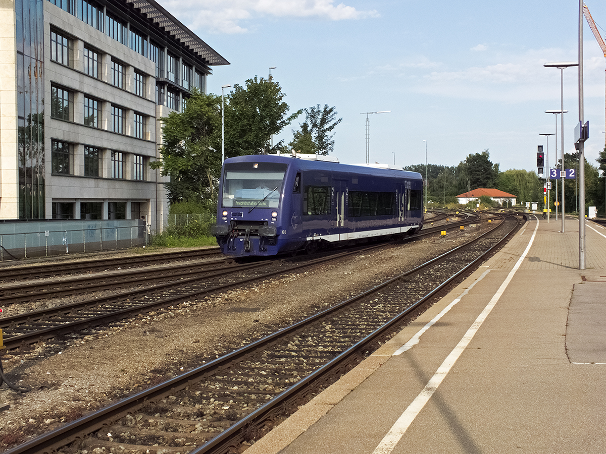 Den Großteil des Nahverkehrs zwischen Friedrichshafen und Auelndorf bestreitet die Bodensee-Oberschwaben-Bahn  mit ihren blauen RegioShuttles. VT68 fährt hier am späten Nachmittag des 04.08.14 in den Friedrichshafener Stadtbahnhof ein, um nach kurzem Aufenthalt weiter in den Hafen zu fahren.