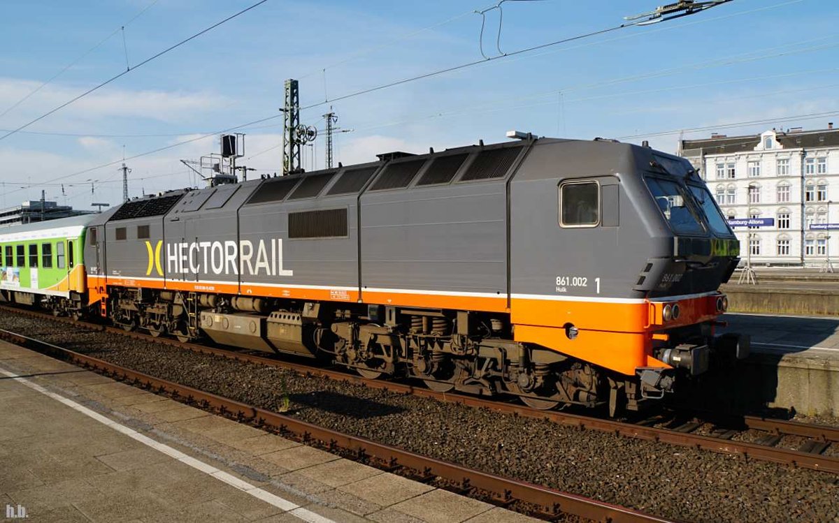 den hulk mal von seite:861.002/251 008-9 bei der abfahrt mit den alpen sylt-express von hh-altona,17.08.20