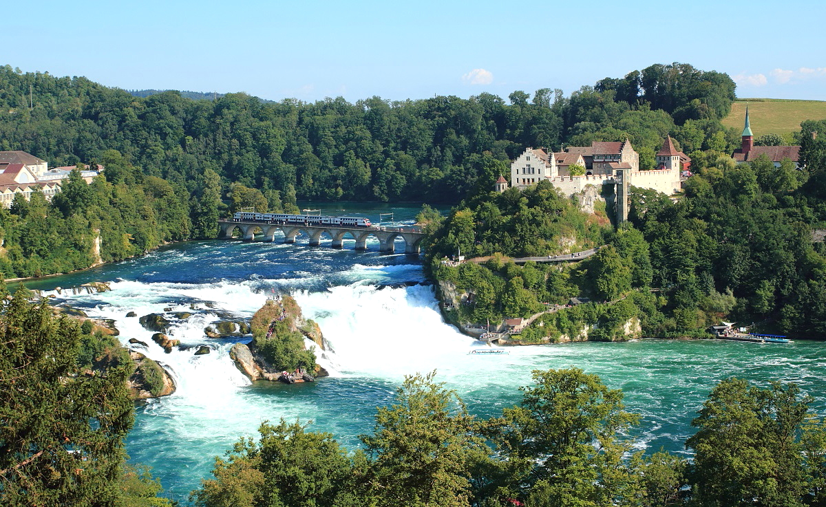 Den schnsten Blick auf den Rheinfall und Schloss Laufen hat man m. E. von dieser Fotostelle abseits des Touristentrubels, gut, wenn man mit einem  Einheimischen  unterwegs ist (Danke Olli!). Bei dieser Aussicht wird der RABe 514 zur Nebensache (02.08.2015).