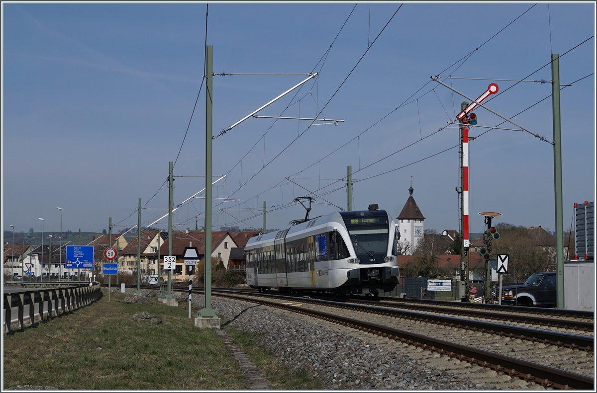 Den Vorteil der Elektrifizierung im Klettgau nutzen zur Zeit nur die halbstündlich verkehrenden S-Bahn Züge Schaffhausen - Erzingen (Baden) - Schaffhausen. Im Bild der SBB Thurbo GTW RABe 526 733-1 beim Einfahrsignal  F  von Neukirch auf der Fahrt nach Erzingen. Durch den Doppelspurausbau und Umgestaltung des Bahnhofs von Neukirch hat das Signal  F  folgerichtig die Möglichkeit zur Anzeige der Einfahrt über ablenkende Weichen verloren.

25. März 2021