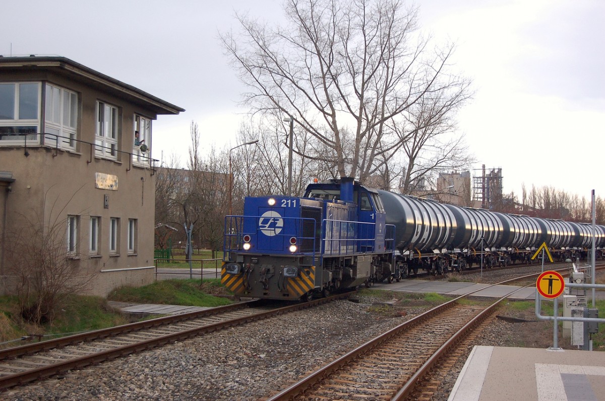 Der 1. G�terzug 2014 auf der Unstrutbahn. Die InfraLeuna 211 zog am 06.01.2014 Kesselwagen aus dem Anschluss der EBS in Karsdorf, um sie anschlie�end nach Gro�korbetha abzufahren. (Foto: dampflok015)