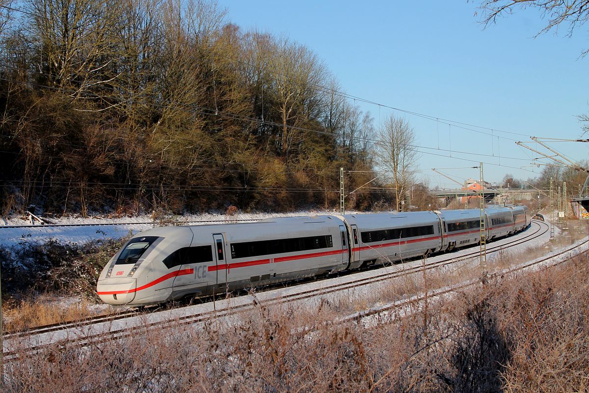 Der 13-teilige schweiztaugliche 0412 069 hat soeben den Kieler Hbf in Richtung Zürich verlassen und passiert bei eisigen Temperaturen am 25.12.2021 den Ortsteil Kiel-Gaarden 