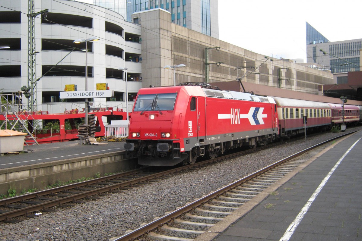 Der 2. Fssballsonderzug der am 27 September 2010 in Dsseldorf Hbf eintraf, war von HGK 185 604 gezogen; die 1. war von einer WLE-Lok gezogen.