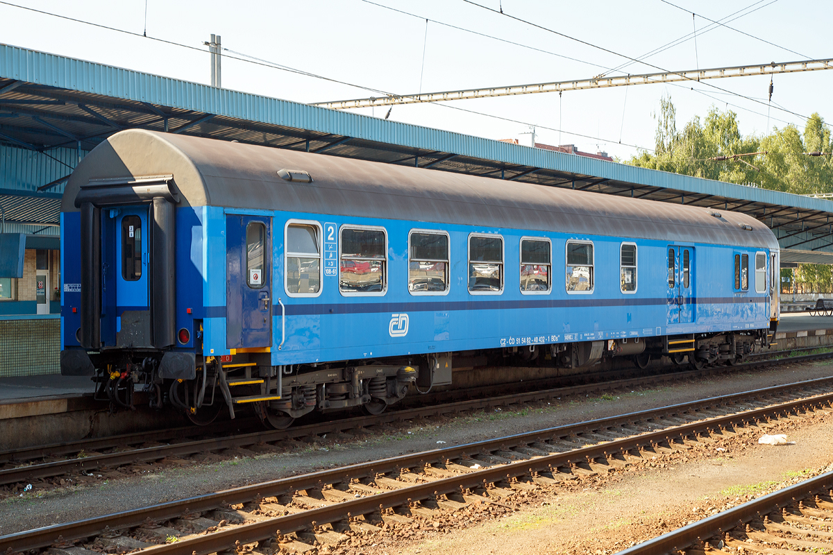 
Der 2. Klasse Reisezugwagen mit Gepckabteil CZ ČD 51 54 82-40 432-1 BDs449 der ČD (Česk drhy) abgestellt am 01.07.2015 im Bahnhof Cheb (Eger).

Die Wagengattung wurde zwischen 1974 und 1976 von VEB Waggonbau Bautzen gebaut.

Technische Daten:
Spurweite: 1.435 mm
Achsanzahl: 4
Lnge ber Puffer:  24.500 mm
Drehzapfenabstand:  17.200 mm
Achsabstand im Drehgestell: 2.500 mm
Eigengewicht:  38 t
Kleister befahrbarer Gleisbogen:  R 150 m
Hchstgeschwindigkeit:  140 km/h