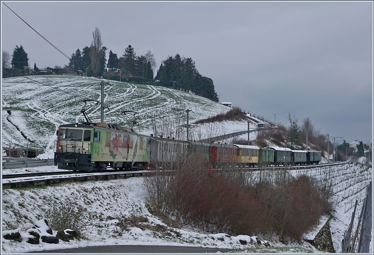 Der 3. März 2018 ist der Beginn des Jubiläumsjahres  50 Jahre Blonay - Chamby Museumsbahn . Das Bild zeigt die MOB GDe 4/4 6006 mit dem ebenso bunten, wie langen  Winterdampfzug  (Montreux) - Montbovon - Zweisimmen kurz vor Planchamp. 
Die Dampfloks, zwei HG 3/4, kamen ab Montbovon zum Einsatz.
3. März 2018