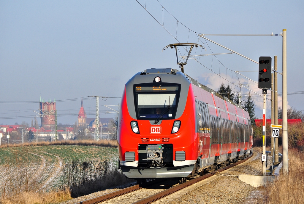 Der 442 340 rauscht am eiskalten 25.01.2014 durch Gragetopshof in Richtung Kavelstorf.