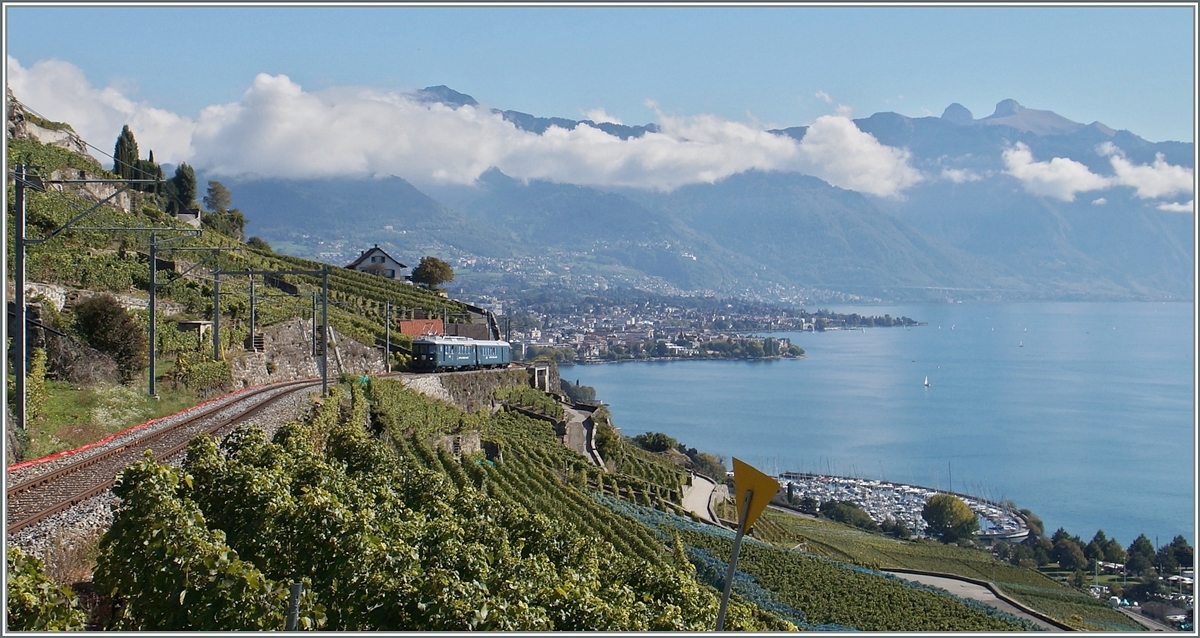 Der 50 Jhrige ABDe 4/4 12 der MThB (bzw. des Vereins Historische MThB) auf seiner Jubilums Herbstfahrt vom Thurgau bers Emmental und den Ltschberg nach Brig und dann der Rohne entlang bis in die Rebberge des Lavaux; hier kurz vor Chexbres auf der Rckfahrt in den Thurgau am 4. Oktober 2015.