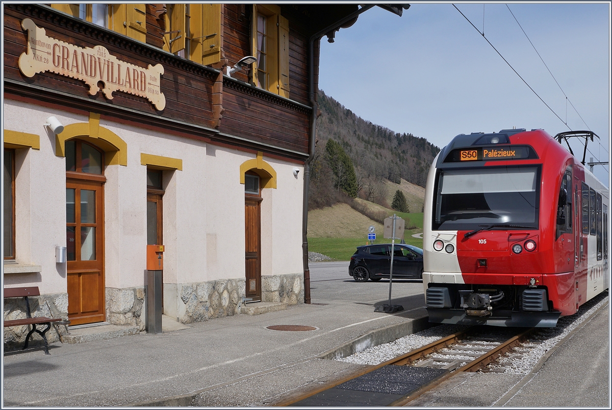 Der 738.5 über Meer gelegene Bahnhof Grandvillars ist 7 km 28 von Montbovon und 9 km 93 vn Bulle entfernt. Dies verkündet das Stationsschild, wie auf allen ex GMF Stationen üblich. 
Doch für zwei Monate ist Fahrt nach Montbovon nur im SEV möglich, wird doch der Bahnhof von Montbovon komplett umgebaut.
2. April 2018